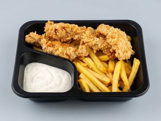 Shoarma z tabasco, frytkami lub ryżem i zestawem surówek 