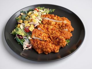 Sałatka z panierowanym kurczakiem 