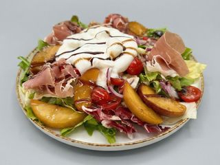 Sałatka z burattą prosciutto crudo