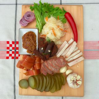 Zestaw maly z “mięsa i sala z solienijami