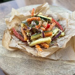 Chrupiące warzywa w tempurze – batat, bakłażan, cukinia, papryka, cebula