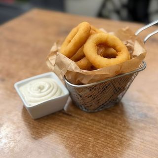 Krążki cebulowe z sosem Cezar