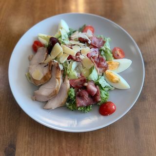 Sałatka Cezar klasyczny z kurczakiem