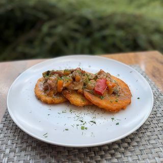 Draniki z smażoną wieprzowiną oraz Cybula