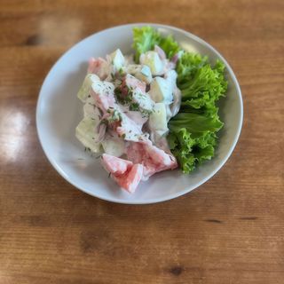 Sałatka z ogórkiem, pomidorem i cebulą