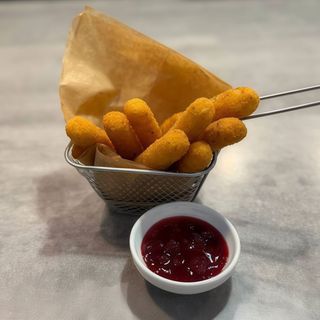 Serowe paluszki z sosem