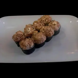 Pieczony roll z czapką – tatar z łososia