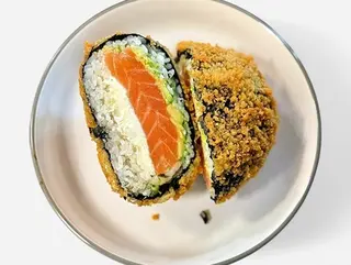 Burger Sushi z surowym łososiem