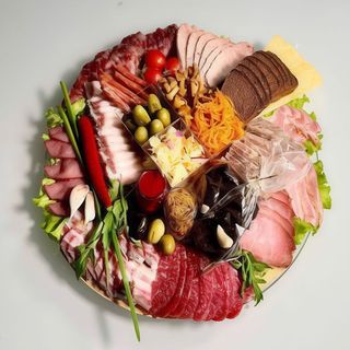 Zestaw białoruski mięsny XXL2kg z asortymentem sałatek i deserów