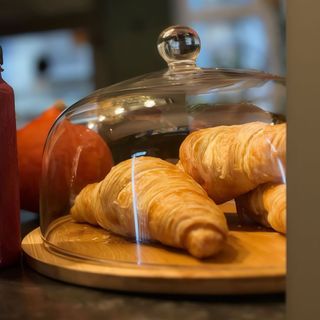 Croissant z borówkami i czekoladą