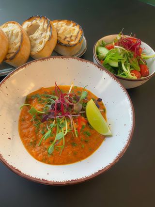 Krem z pomidorów z pesto