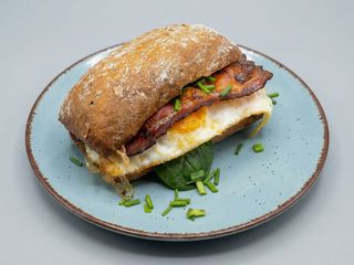 Ciabatta pełnoziarnista z jajkiem sadzonym bekonem i szpinakiem