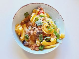 Makaron kogucik z szarpaną wieprzowiną 