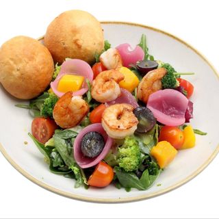 Sałatka z grillowanymi krewetkami 5 szt