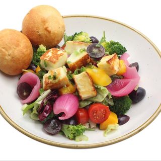 Sałatka z grillowanym halloumi