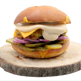 Cheeseburger w zestawie z ziemniakami