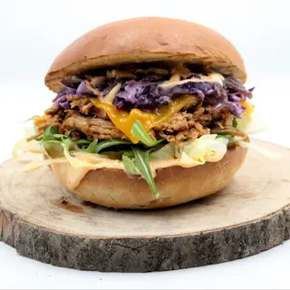Pulled Pork Burger w zestawie z ziemniakami