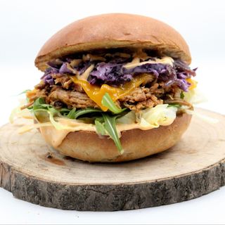 Pulled Pork Burger w zestawie z ziemniakami