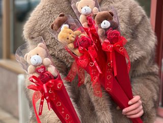 Miś z Różą w pudełku podłużnym