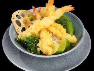 9. Sushi Bowl z krewetkami w tempurze 4 szt /200g