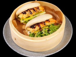 116. Sandwich gua bao z łososiem w tempurze 2 szt.