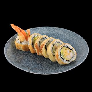 82. Uramaki Sześć krewetek w tempurze zawinięte w omlet