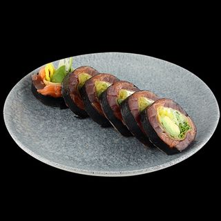 92. Futomaki sashimi z łososiem i tuńczykiem