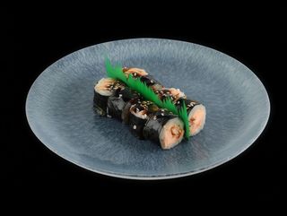 102. Hosomakii z pieczonym łososiem teriyaki