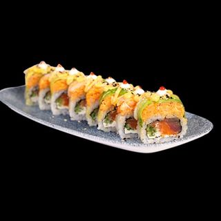 8. PREMIUM Dragon roll z krewetkami, tuńczykiem i łososiem