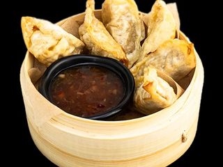 17. Smażone pierożki gyoza z kurczakiem 6 szt