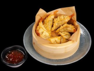 19. Smażone pierożki gyoza z krewetkami 6 szt