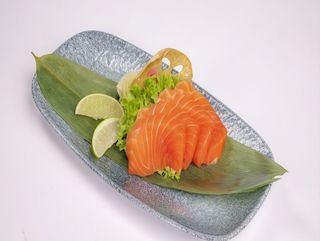 10. Sashimi z łososiem 80g / 60g