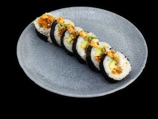 63. Futomaki Karmazyn w tempurze z chrupkami z tempury