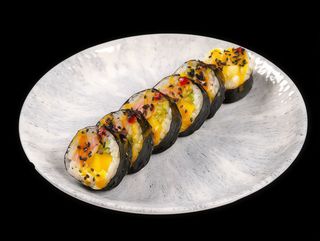 68. Futomaki Tuńczyk w tempurze i mango