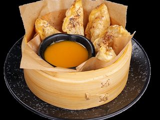 124. Pierożki gyoza z jabłkiem i sosem mango 5 szt.