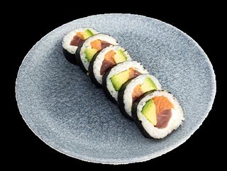 78. Futomaki Łosoś, tuńczyk i awokado