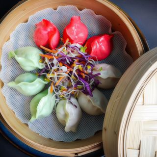 Jiaozi z wieprzowiną i kolędrą (10 szt)