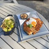 Schabowy z jajkiem sadzonym