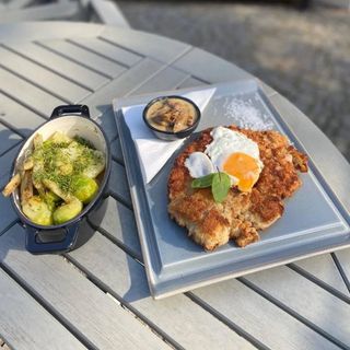 Schabowy z jajkiem sadzonym