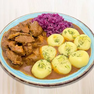Kluski z gulaszem