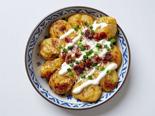 Chrupiące ziemniaki z sosem mayo-mango i smażonym boczkiem