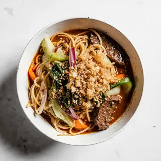 Udon z wieprzowiną i warzywami na ostro