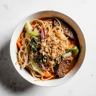 UDON Z WOŁOWINĄ I WARZYWAMI 