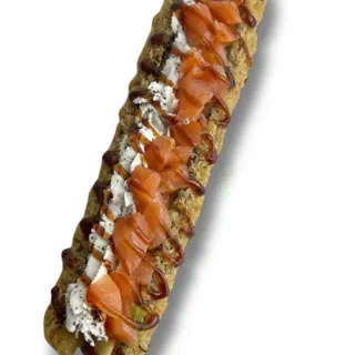 Roll dog z surowym łososiem