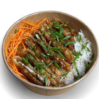 Wieprzowina tonkatsu z ryżem i marynowaną marchewką