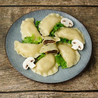 Pierogi z kaszą gryczaną i pieczarkami