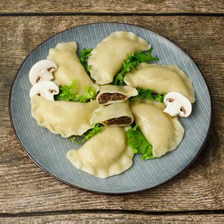 Pierogi z pieczarkami i żółtym serem