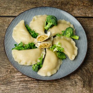 Pierogi z brokułem, kurczakiem i żółtym serem