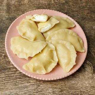 Pierogi z twarożkiem, rodzynkami i cynamonem