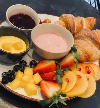 Croissant z borówkami i musem czekoladowym